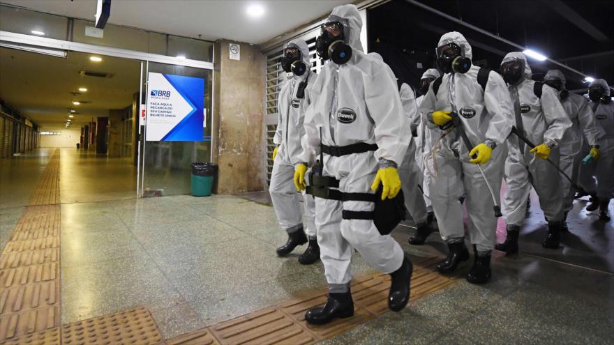 Soldados brasileños desinfectan una estación de metro para evitar la propagación del coronavirus, Brasilia, 29 de marzo de 2020. (Foto: AFP)