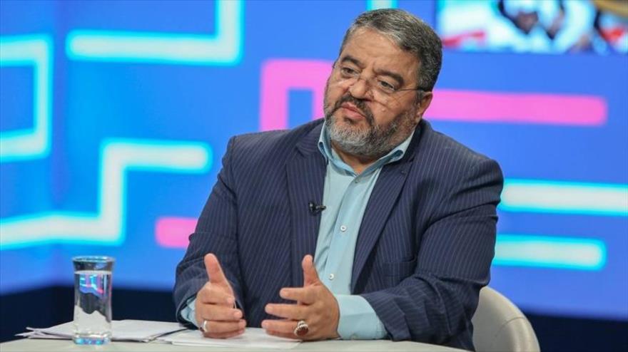 El jefe de la Organización de Defensa Pasiva de Irán, Qolam Reza Yalali, habla en una entrevista con la agencia Tasnim, 5 de abril de 2020. (Foto: Tasnim)