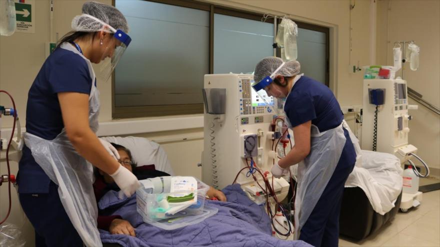Personal médico atiende a un paciente en una unidad de diálisis en el hospital de Pitrufquén, Chile.