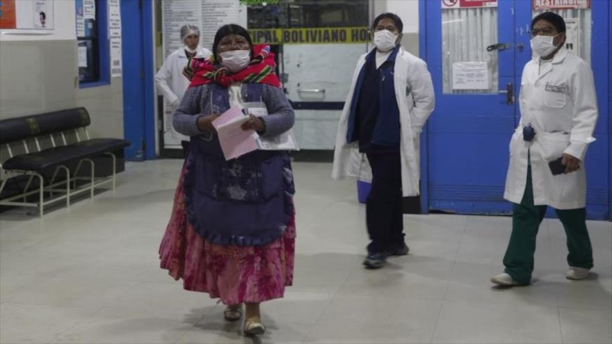 Una mujer usa un cubrebocas para evitar el contagio del nuevo coronavirus en el Hospital Boliviano Holandés, en El Alto, Bolivia, 11 de marzo de 2020. 
