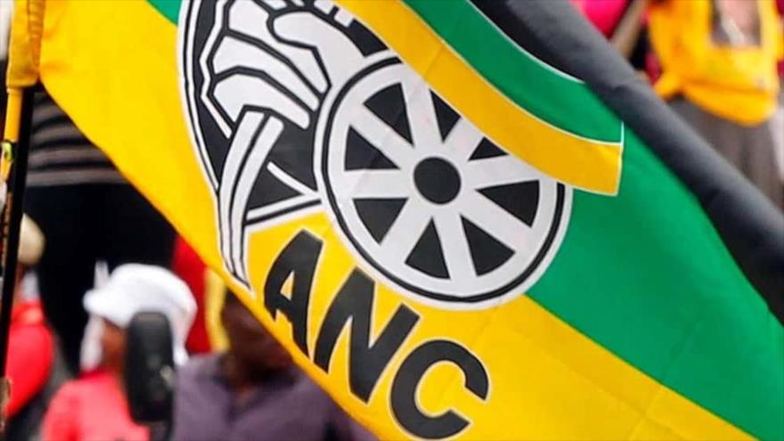 Bandera del partido gobernante de Sudáfrica, el Congreso Nacional Africano, durante una campaña electoral.