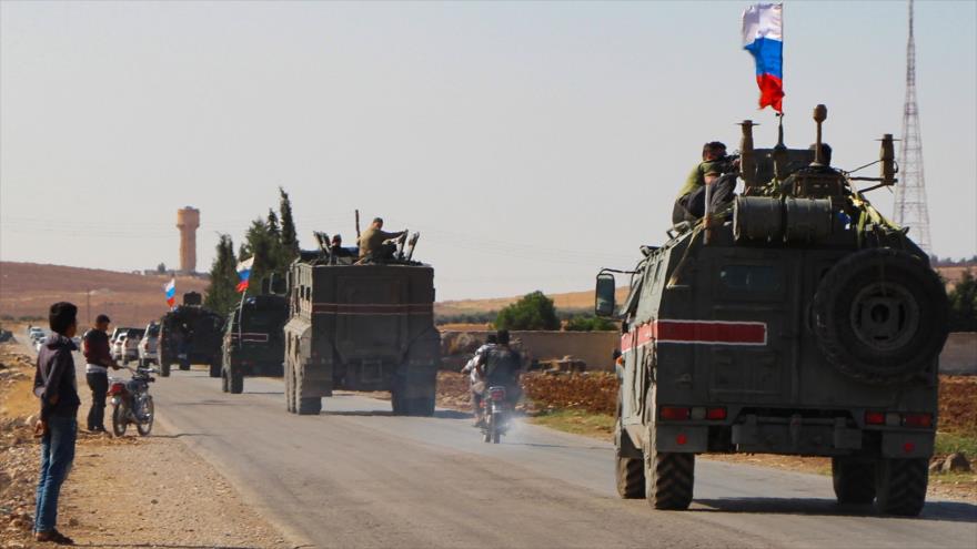 Un convoy militar del Ejército ruso se dirige hacia la ciudad siria de Ain al-Arab (Kobani), en la provincia de Alepo, 23 de octubre de 2019. (Foto: AFP)