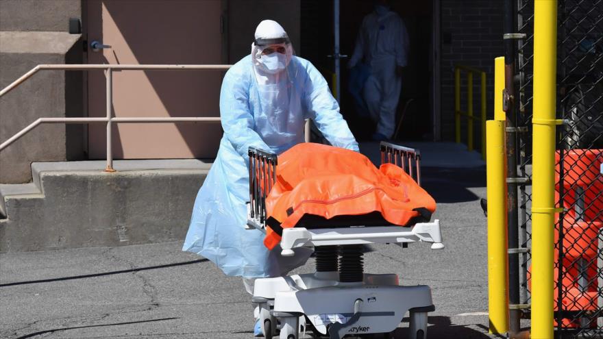 El personal médico está trasladando un cadáver de un paciente desde el hospital a un camión refrigerado en Nueva York, 2 de abril de 2020. (Foto: AFP)