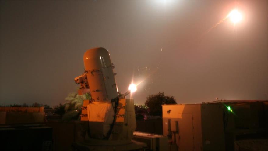 Un sistema C-RAM del Ejército estadounidense dispara misiles contra un objetivo en el espacio en una maniobra militar. 