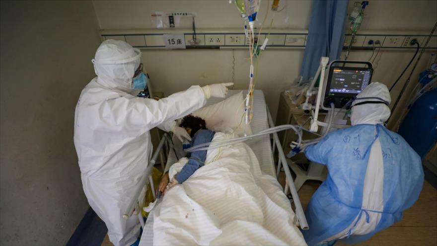 Personal médico de un hospital en la ciudad china de Wuhan atiende a un paciente infectado por COVID-19, 16 de febrero de 2020. (Foto: Reuters)