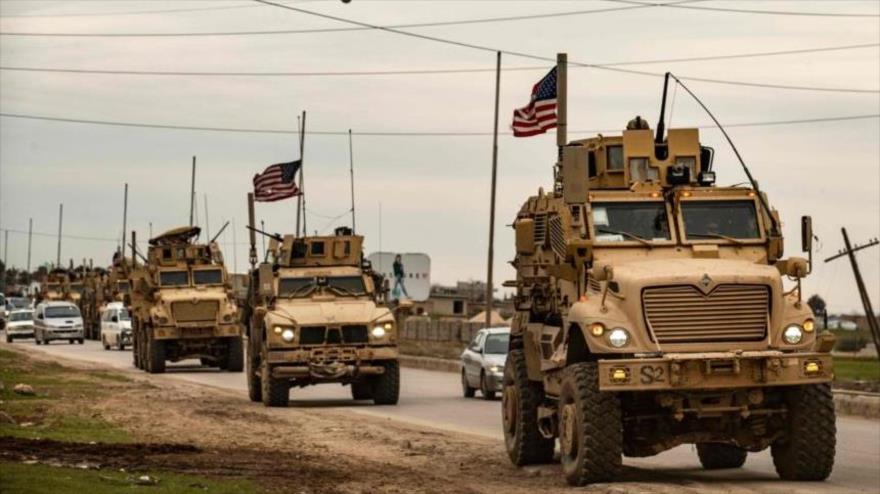 Un convoy militar EE.UU. en las afueras de ciudad de Al-Qamishli, en la provincia siria de Al-Hasaka, 12 de febrero de 2020. (Foto: AFP)