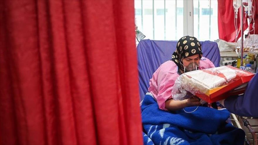 Una mujer contagiada del nuevo coronavirus en un hospital en Teherán, capital de Irán, 5 de abril de 2020 (Foto: Tasnim)