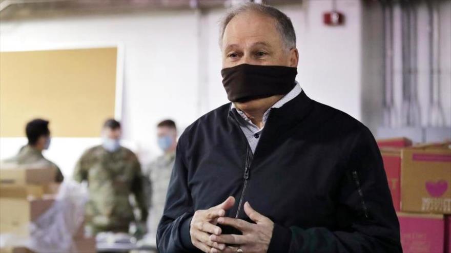 El gobernador de Washington Jay Inslee usa una máscara improvisada en una charla con los periodistas, 3 de abril de 2020. (Foto: AP)