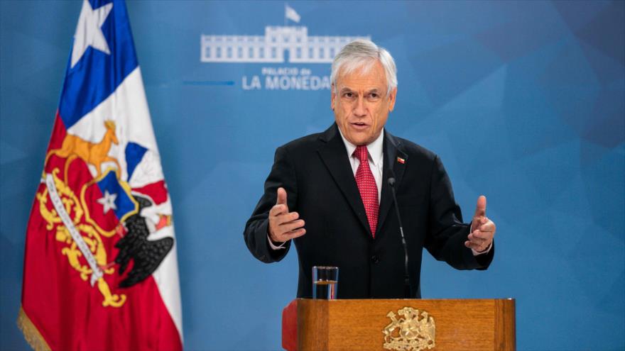 El presidente chileno, Sebastián Piñera, habla en el palacio de La Modeda, Santiago, 18 de marzo de 2020. (Foto: AFP)