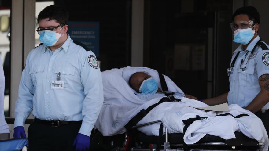 Personal médico reciben pacientes en un área especial de ingesta de coronavirus en la ciudad de Nueva York, 6 de abril de 2020. (Foto: AFP)