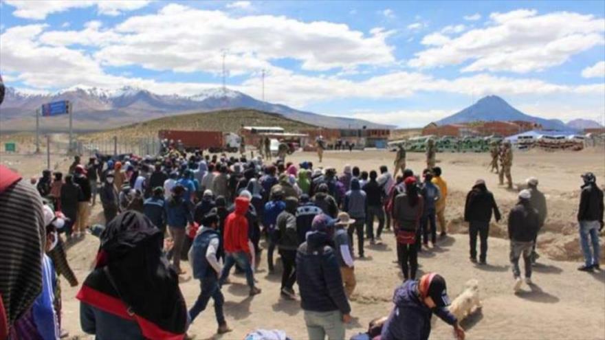 Militares y civiles bolivianos se enfrentan en frontera con Chile 