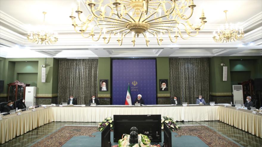 El presidente de Irán, Hasan Rohani (centro), habla en una sesión del Gabinete en Teherán, 8 de abril de 2020. (Foto: president.ir)