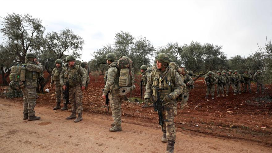 Soldados del Ejército turco desplegados en la aldea de Qaminas al suroeste de Idlib, 10 de abril de 2020.