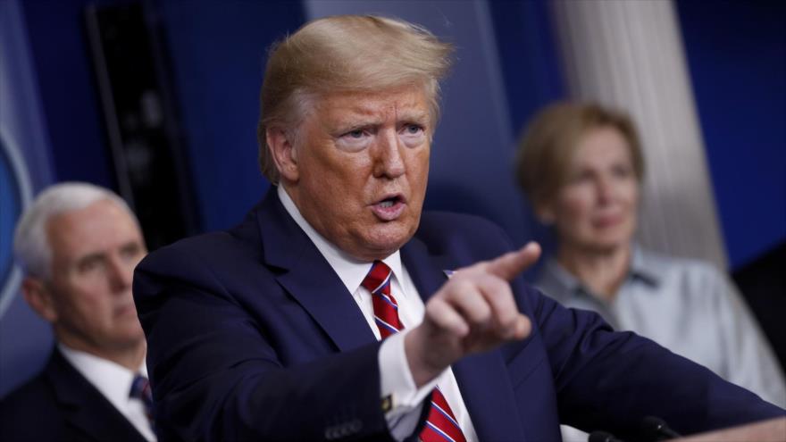 El presidente de EE.UU., Donald Trump, señala a algún reportero en una rueda de prensa celebrada en la Casa Blanca, sede gubernamental en Washington DC.