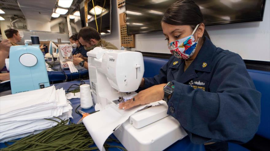 Erica Campos, asignada al destructor estadounidense USS Kidd para coser máscaras para la tripulación, 6 de abril de 2020. (Foto: AFP)