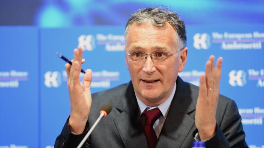 Mauro Ferrari, el presidente ahora dimitido del Consejo Europeo de Investigación, habla durante un acto.