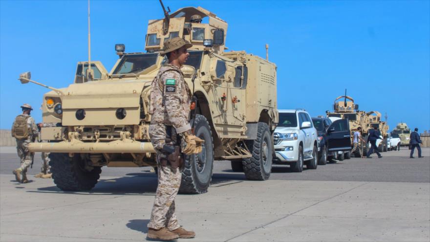 Un convoy militar saudí desplegado en la ciudad de Adén, en el sur de Yemen, 18 de noviembre de 2019. (Foto: AFP)