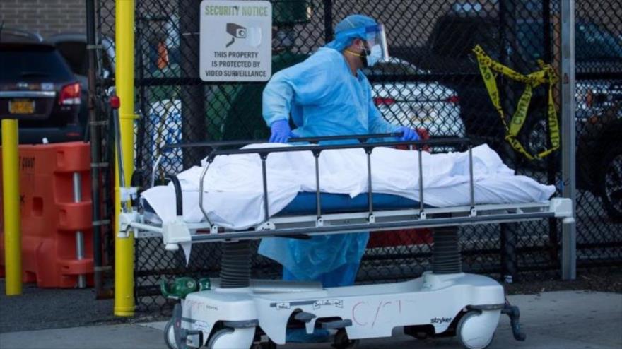 Un trabajador médico transfiere el cadáver de una víctima del coronavirus a en Nueva York.