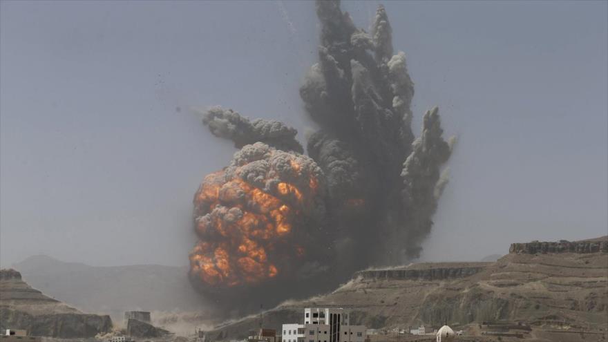 Gran explosión en las montañas cercanas a Saná, capital de Yemen, tras un ataque aéreo saudí, 20 de abril de 2015.