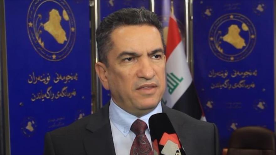 El ex primer ministro de Irak Adnan al-Zurfi habla con la prensa.