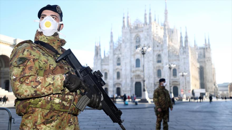 Un soldado italiano vigila delante de la catedral de Milano, la capital de Lombardía, región epicentro del brote del COVID-19.