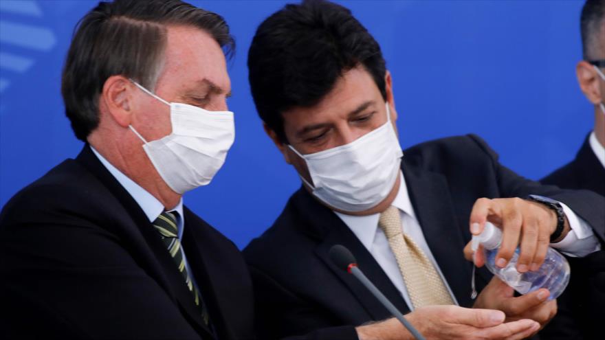 El presidente brasileño, Jair Bolsonaro (izqda.), y su ministro de Salud, Luiz Henrique Mandetta. (Foto: AFP)
