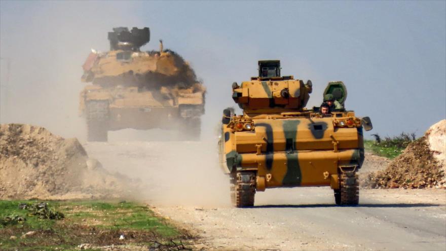 Vehículos militares turcos en la estratégica carretera M4, provincia siria de Idlib (noroeste), 15 de marzo de 2020. (Foto: AFP)