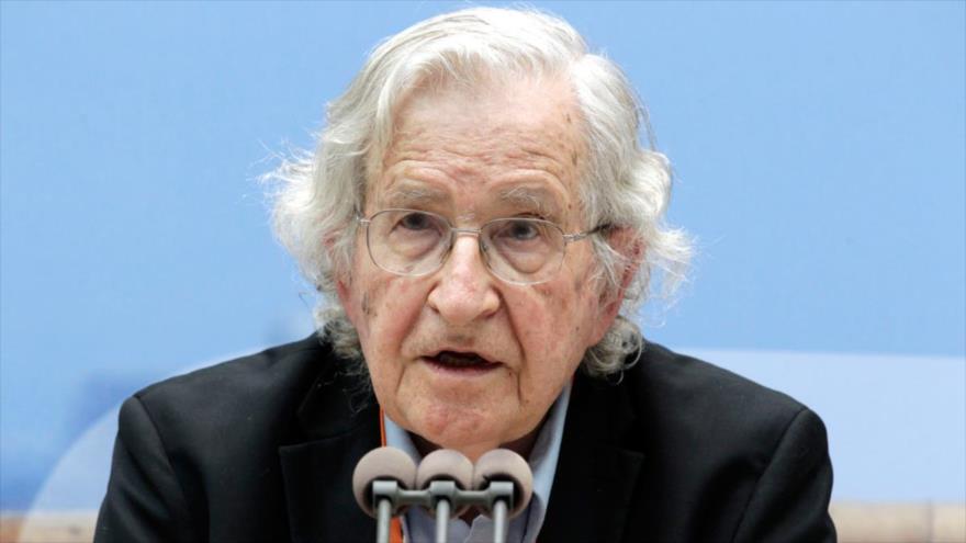 El politólogo estadounidense, Noam Chomsky, prenunciando un discurso.