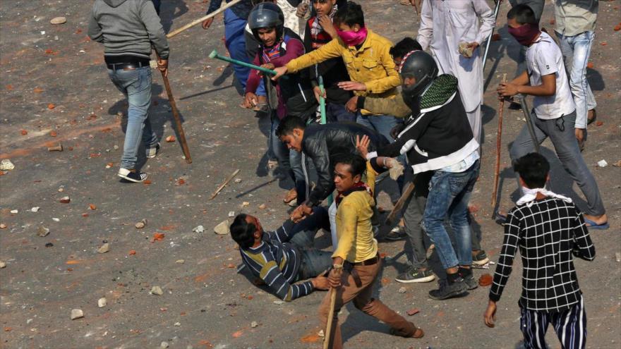 Enfrentamientos violentos entre los hindús y musulmanes por la Ley de Ciudadanía en Nueva Delhi (la capital india), 24 de febrero de 2020. (Foto: Reuters)
