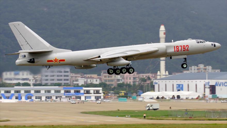 Un bombardero chino H-6 aterrizando en un aeródromo militar.