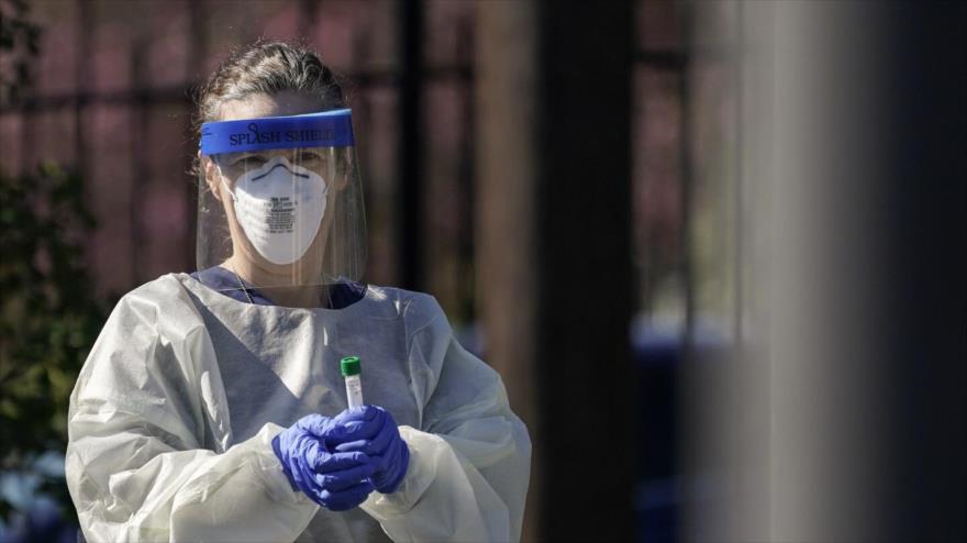 Una enfermera del Children’s National Hospital con una muestra de prueba de coronavirus, Washington, EE.UU., 2 de abril de 2020. (Foto: AFP)