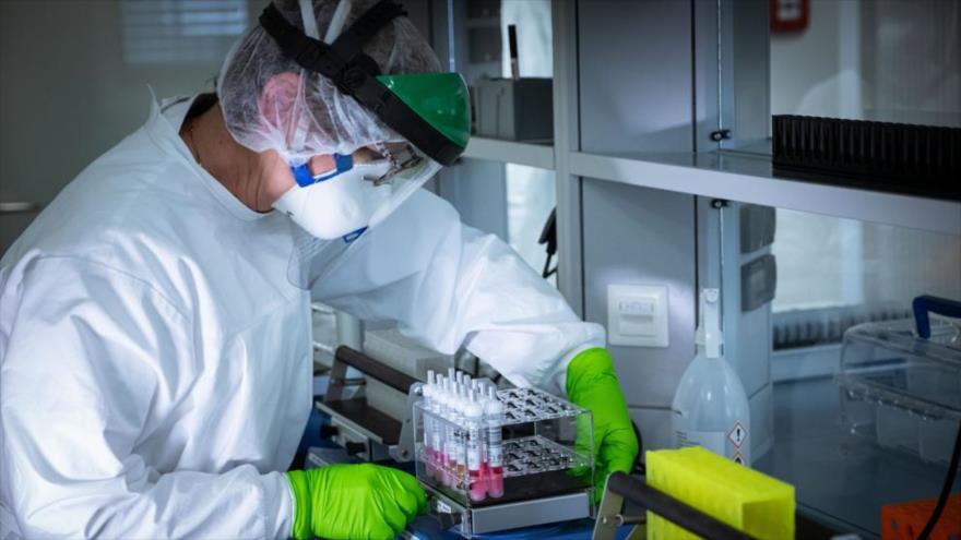 Un científico intenta hallar una vacuna contra el coronavirus.