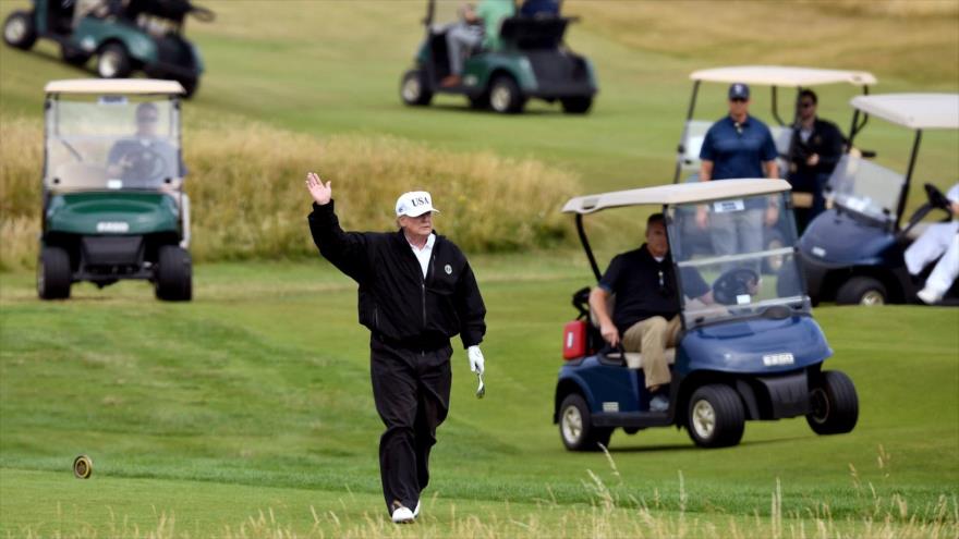 El presidente de EE.UU., Donald Trump, juega en su campo de golf en el complejo Trump Turnberry en Escocia, 14 de julio de 2018.