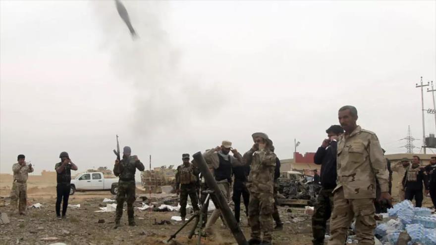 Fuerzas populares iraquíes bombardean posiciones de Daesh en el norte del país.