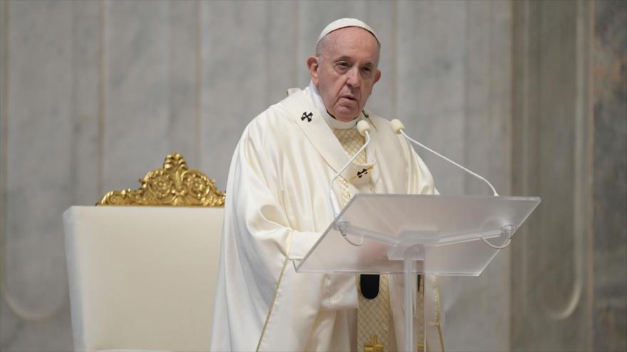 El papa Francisco celebra una ceremonia religiosa a puerta cerrada en la Basílica de San Pedro en el Vaticano, 9 de abril de 2020. (Foto: AFP)