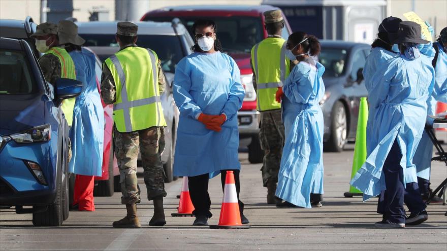 Los trabajadores del sector de la salud en un sitio de prueba de coronavirus en Florida, EE.UU., 30 de marzo de 2020. (Foto: AFP)
