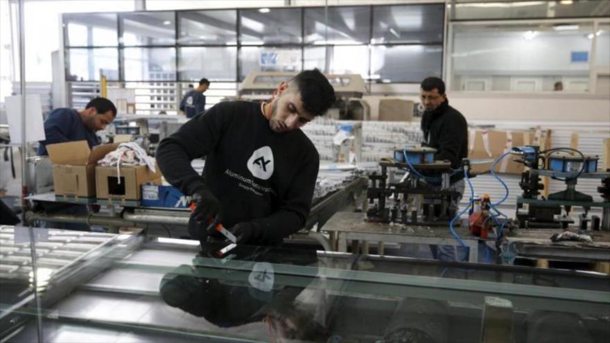 Trabajadores palestinos trabajan en una fábrica ubicada en el asentamiento ilegal de Maale Adumim, ubicado en la ocupada Cisjordania.