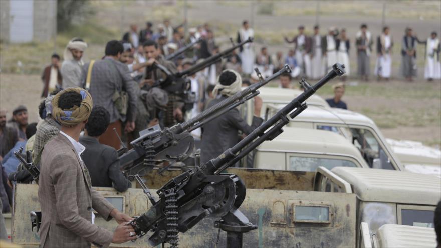 Combatientes del movimiento popular yemení Ansarolá.