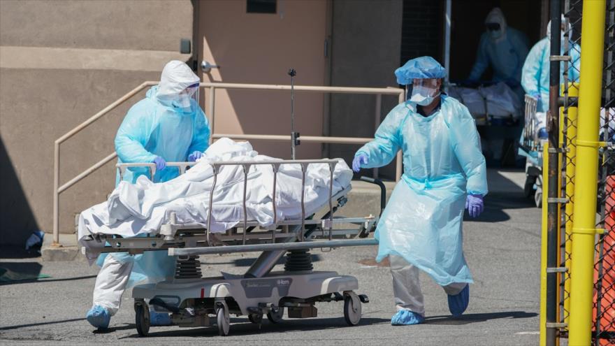 Los cuerpos de los que pierden la vida por coronavirus se trasladan a un camión de refrigeración, Nueva York, 6 de abril de 2020. (Foto: AFP)