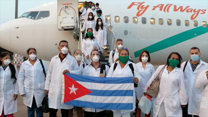 Un grupo de médicos cubanos llega a Italia para ayudar a combatir la pandemia de la COVID-19, Turín, 13 de abril de 2020.
