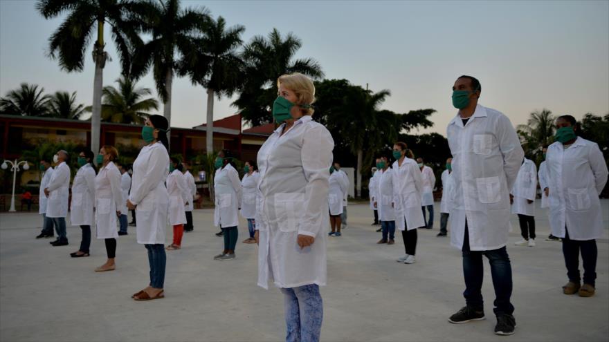 Médicos y enfermeras cubanos en una ceremonia antes de viajar a Andorra para luchar contra el COVID-19, La Habana, 28 de marzo de 2020. (Foto: AFP)