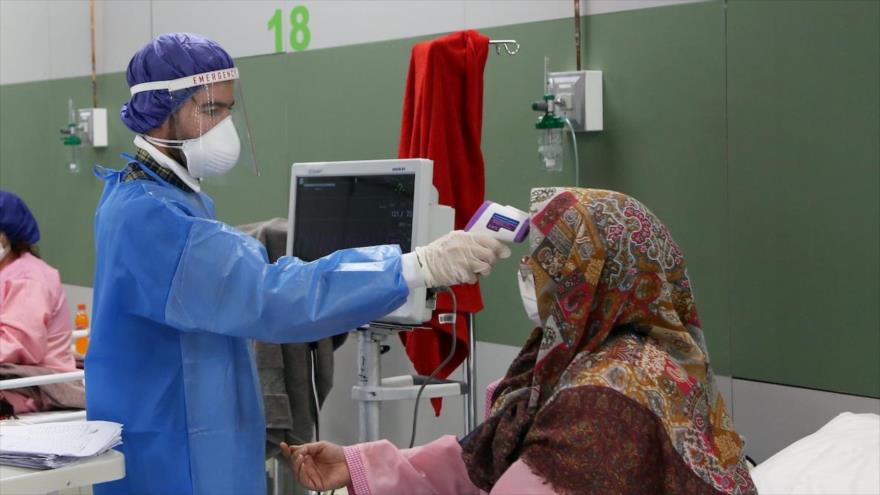 Un enfermero atiende a una paciente con coronavirus en un hospital en Teherán (capital de Irán), 30 de marzo de 2020.