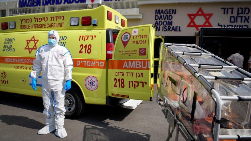 Un trabajador israelí de Magen David Adom fuera del centro especial de llamadas de emergencia, Kiryat Ono, 26 de febrero de 2020.