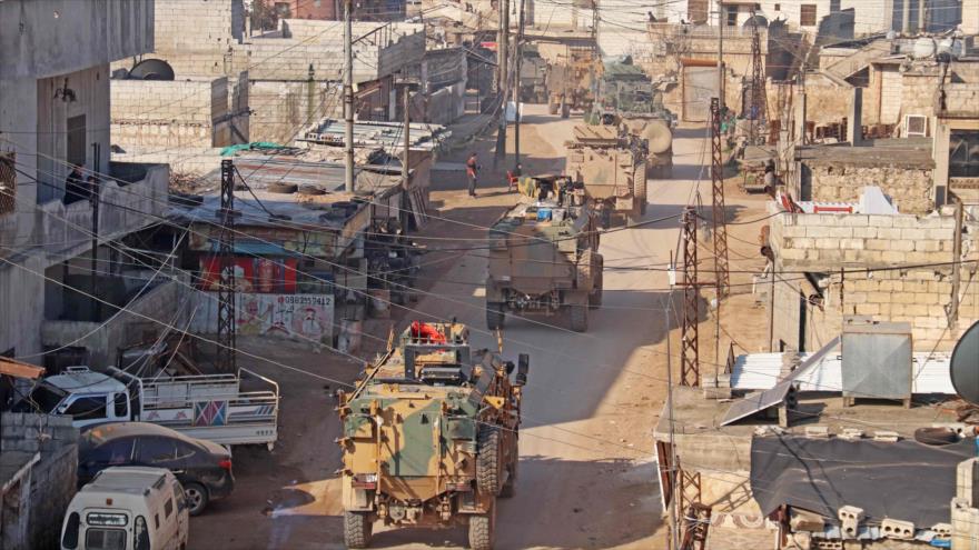 Convoy de vehículos militares turcos en el norte de Idlib, Siria, febrero de 2020. (Foto: AFP)