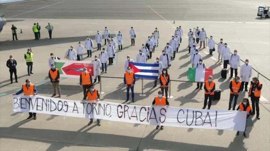 Un equipo de médicos cubanos llegó el lunes a la región italiana de Piamonte para ayudar a sus colegas italianos en la lucha contra el coronavirus, 13 de abril de 2020.