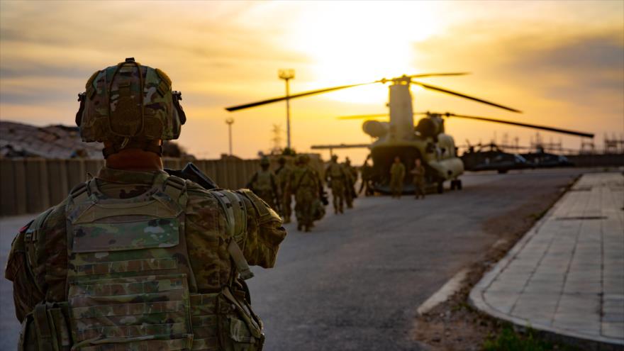 Soldados estadounidenses evacuan la base militar de Al-Qaem, sita en la frontera occidental de Irak con Siria.