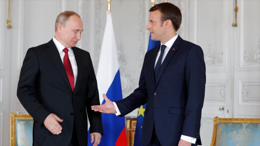 El presidente francés, Emmanuel Macron (dcha.) y su par ruso, Vladimir Putin, en el Palacio de Versalles, 29 de mayo de 2017. (Foto: Reuters)