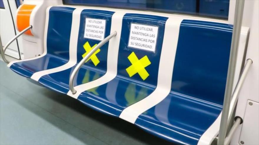 Asientos marcados en el metro en Panamá para mantener la distancia social ante la propagación del nuevo coronavirus (COVID-19).