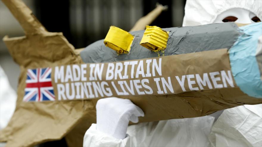 Activistas británicos marchan en Londres con réplicas de misiles con escritos “Hecho en el Reino Unido” y “Arruinando vidas en Yemen”, marzo de 2016.