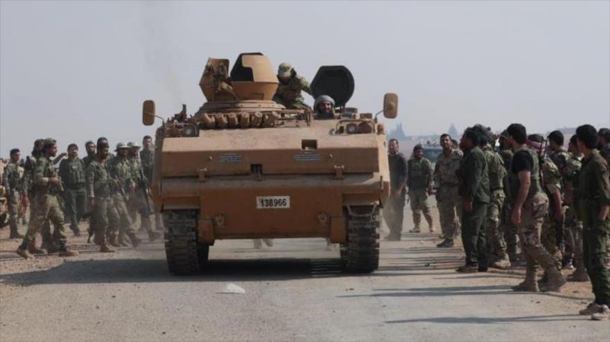 Terroristas apoyados por Turquía cerca de la ciudad fronteriza de Tal Abyad, en Al-Raqa (norte de Siria), 24 de octubre de 2019. (Foto: Reuters)